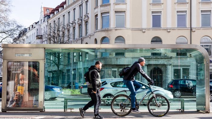 A mai napon a ver.di szakszervezet sztrájkolt, ez egy gyűjtő szakszervezet, nagyjából 1,5-2 millió taggal, és kb ezer különböző szakmát képviselnek. Ők felelnek a kollektív szerződésekért. A múlt havi mozdonyvezető sztrájk után most a közösség közlekedés/tömegközlekedési dolgozók sztrájkoltak, a jobb munkakörülményekért, meg fizetésemelésért. Tényleg brutál leterheltek, nagyon stresszes a meló, és itt is tervezett járatkimaradások vannak már (mint Budapesten), mert nincs elég buszsofőr, villamosvezető...stb.
KAV: Kommunaler Arbeitgeberverband - Kommunális Foglalkoztatók Szövetsége
Keine Ahnung (von) Verkehr : szóvicc a KAV-ból, kb Közlekedésből fogalmatlan
Verkehrswende: közlekedési reform, a Wende az a fordulat, váltás, új irány, rendszerváltás (ez a neve konkréten a 89-90es rendszerváltásnak) A közlekedés változtatása a közösségi közlekedés felé, kevesebb autó, több busz, több villamos, több bicikli...stb.
Wir fahren zusammen, wir streiken zusammen : Együtt utazunk, együtt sztrájkolunk. Kb, mint az egy csónakban evezünk.
Ob Bahn oder Bus, Sprinti ist ein Muss : Hogy vonat vagy busz, a Sprinti az kell!  (egy "muss"-muszáj)
Sprinti: gyorsbusz, iránytaxi,a külső "C" zónából a városba, vagy ott a C zónás utakra foglalható járat, kisbusz, amit appon keresztül lehet foglalni, de érvényes rá a bérlet (kb mintha über lenne BKV bérlettel)