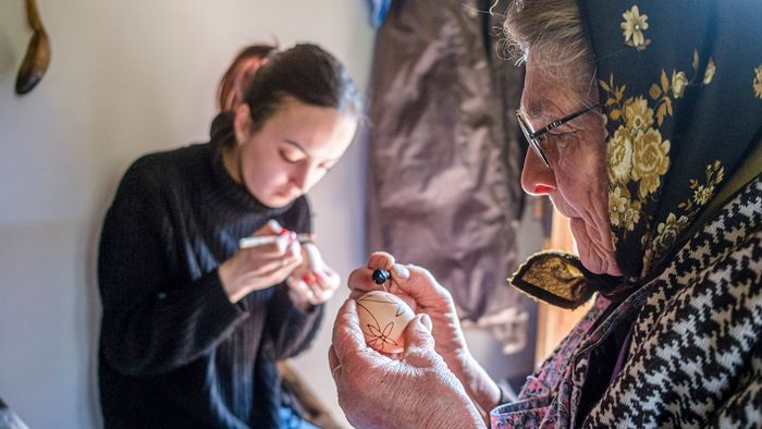 AMBRUS Andrea; NAGY VioricaHidegségpataka, 2024. március 23.
Méhviasz íróka segítségével írott tojást készít Ambrus Andrea (b) és Nagy Viorica az erdélyi Gyimesközéplokhoz tartozó Hidegségpatakán 2024. március 23-án.
MTI/Veres Nándor