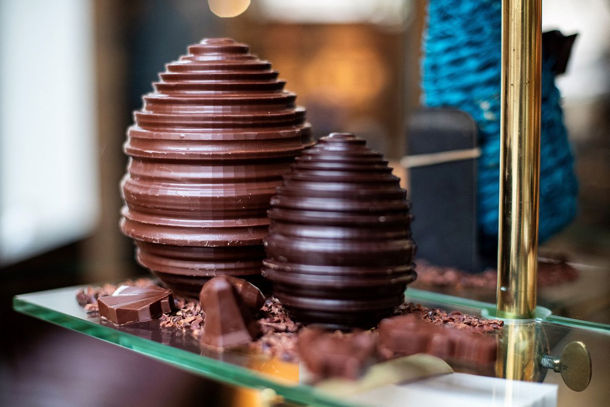 This photograph taken on March 13, 2024, in Paris, shows chocolate eggs displayed at one of French three Michelin stars chef Alain Ducasse's chocolate shop, days ahead of Easter. (Photo by Guillaume BAPTISTE / AFP)