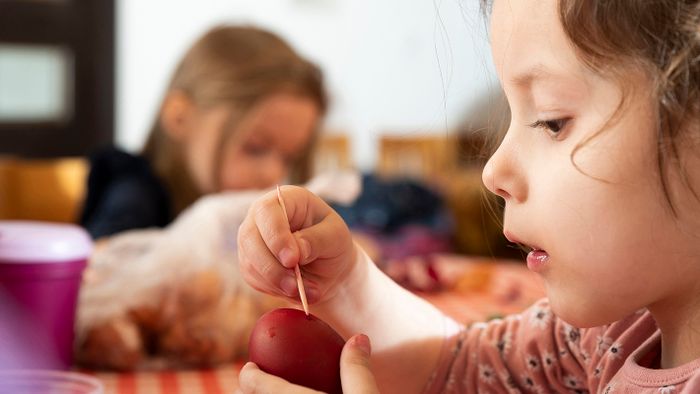 Nyíregyháza, 2024. március 27.A Túróczy Zoltán Evangélikus Óvoda egyik óvodása húsvéti tojást fest a Sóstói Múzeumfaluban, Nyíregyházán 2024. március 27-én.MTI/Balázs Attila