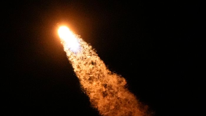 Cape Canaveral, 2024. március 4.Fellövik a SpaceX amerikai űrkutatási magánvállalat Falcon 9 hordozórakétájval összekapcsolt Crew Dragon űrhajót a Cape Canaveral-i Kennedy Űrközpontban 2024. március 3-án. Az űrhajóval Alekszandr Grebjonkin, a Roszkozmosz űrhajósa, valamint Michael Barratt, Jeanette Epps és Matthew Dominick NASA-űrhajósok a Nemzetközi Űrállomásra (ISS) indultak. A négyfős legénység a tervek szerint hat hónapot tölt a Föld körül keringő modulon.MTI/AP/John Raoux