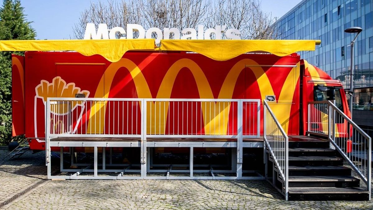 Ilyen még nem volt: már kamionból is árulja a sajtburgert a McDonald's