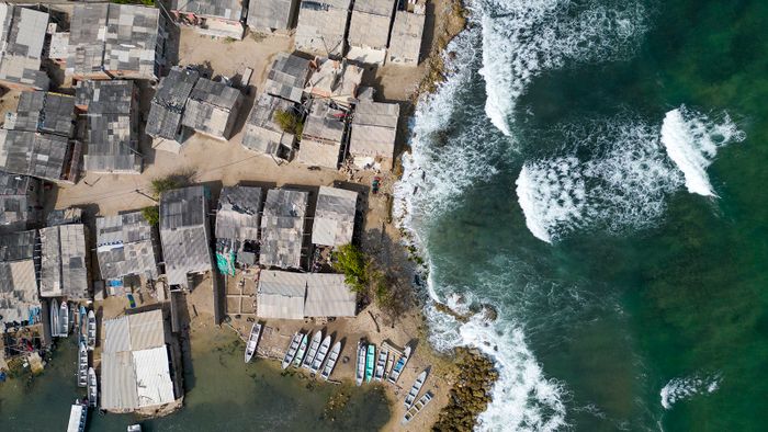 A tengerszint emelkedése által érintett házak légifelvétele a kolumbiai Cartagena állambeli Tierra Bomba szigetén, 2024. február 24-én. A tengerszint minden évben emelkedik, és elnyeli a Cartagenai-öblöt. A hullámok által elmosott temető a globális felmelegedés hatásait mutatja Kolumbia legturisztikaibb városában, amely ebben az évszázadban részben víz alatt lehet.
