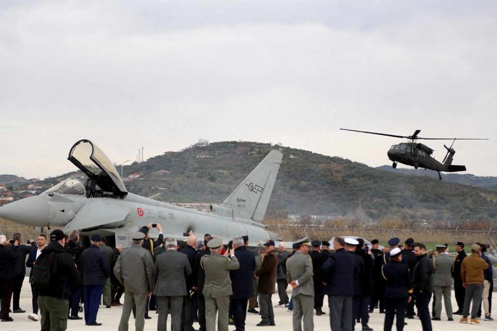 Kommunista időkből származó légibázist kapott a NATO.
Politicians and military staff stand in front of Italian air force Typhoon fighter jets during a ceremony at the newly refurbished NATO-backed airbase in the Albanian city of Kucova, 90 kilometers south of capital Tirana on March 4, 2024. Albania unveiled a newly refurbished NATO-backed airbase, highlighting the alliance's expanding footprint in southeast Europe as tensions over Russia's invasion of Ukraine rattles the region.
STRINGER / AFP