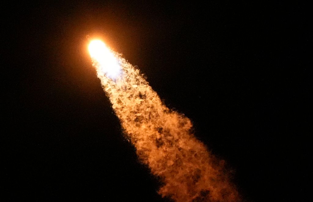 Cape Canaveral, 2024. március 4.Fellövik a SpaceX amerikai űrkutatási magánvállalat Falcon 9 hordozórakétájval összekapcsolt Crew Dragon űrhajót a Cape Canaveral-i Kennedy Űrközpontban 2024. március 3-án. Az űrhajóval Alekszandr Grebjonkin, a Roszkozmosz űrhajósa, valamint Michael Barratt, Jeanette Epps és Matthew Dominick NASA-űrhajósok a Nemzetközi Űrállomásra (ISS) indultak. A négyfős legénység a tervek szerint hat hónapot tölt a Föld körül keringő modulon.MTI/AP/John Raoux