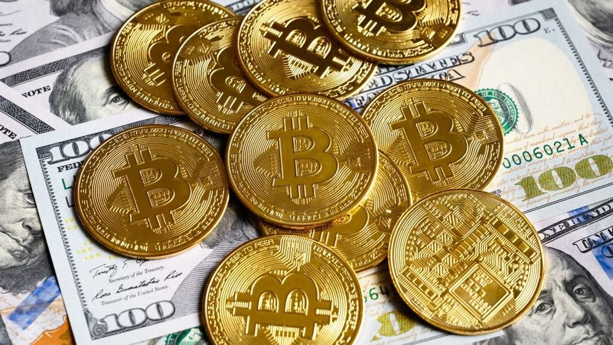 Újabb bitcoin-ETF debütál a piacon, dől a tőke a kriptós alapokba