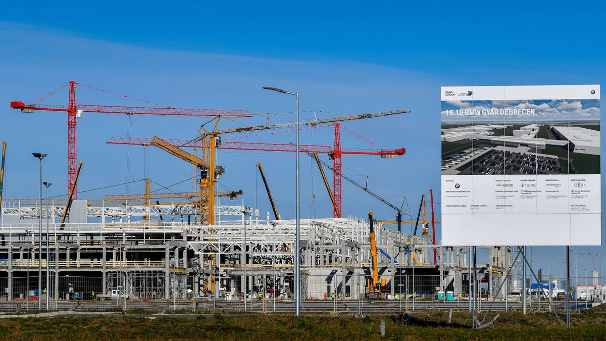 Debrecen, 2023. február 3.
Az épülõ BMW-gyár Debrecenben 2023. február 2-án. A BMW Group 400 hektárnyi területen építi fel az autógyárat, amely évente mintegy 150 000 gépkocsi gyártására lesz képes. A termelés 2025-ben kezdõdik, itt készül majd a tisztán elektromos meghajtású modellek számára kifejlesztett NCAR architektúrára épülõ Neue Klasse modellgeneráció alapító tagja. A mintegy 400 milliárd forintos beruházással több mint ezer új munkahely jön létre a városban.
MTI/Czeglédi Zsolt