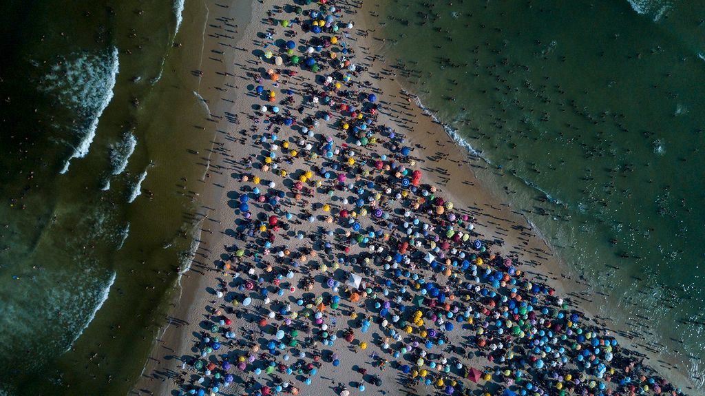 2024. március 17-én készült, a brazíliai Rio de Janeiróban lévő Recreio dos Bandeirantes strandot élvező emberek légifelvétele hőhullámok közepette.
A new heat wave is hitting Brazil, with record temperatures that drove residents of Rio de Janeiro and Sao Paulo on Sunday to pour onto beaches and parks. In western Rio, the wind chill touched 60.1 degrees Celsius on Saturday, a maximum since the Sistema Alerta Rio began making these measurements in 2014. (Photo by TERCIO TEIXEIRA / AFP)