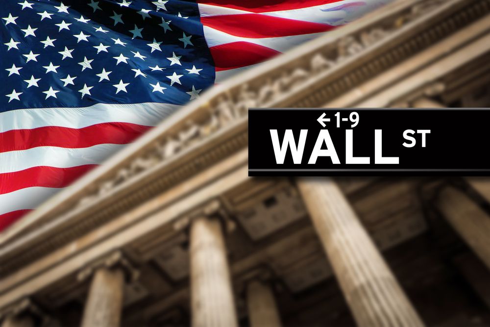 Wall,Street,Sign,With,American,Flag,On,The,Background., szuperkedd,