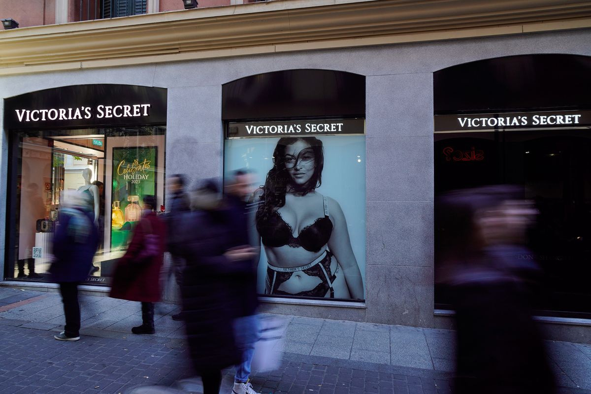Beszakadt a Victoria's Secret árfolyama, miután a cég csütörtökön bejelentette, hogy alacsonyabb eladásokat vár a jelenlegi pénzügyi évben.