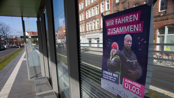 A mai napon a ver.di szakszervezet sztrájkolt, ez egy gyűjtő szakszervezet, nagyjából 1,5-2 millió taggal, és kb ezer különböző szakmát képviselnek. Ők felelnek a kollektív szerződésekért. A múlt havi mozdonyvezető sztrájk után most a közösség közlekedés/tömegközlekedési dolgozók sztrájkoltak, a jobb munkakörülményekért, meg fizetésemelésért. Tényleg brutál leterheltek, nagyon stresszes a meló, és itt is tervezett járatkimaradások vannak már (mint Budapesten), mert nincs elég buszsofőr, villamosvezető...stb.
KAV: Kommunaler Arbeitgeberverband - Kommunális Foglalkoztatók Szövetsége
Keine Ahnung (von) Verkehr : szóvicc a KAV-ból, kb Közlekedésből fogalmatlan
Verkehrswende: közlekedési reform, a Wende az a fordulat, váltás, új irány, rendszerváltás (ez a neve konkréten a 89-90es rendszerváltásnak) A közlekedés változtatása a közösségi közlekedés felé, kevesebb autó, több busz, több villamos, több bicikli...stb.
Wir fahren zusammen, wir streiken zusammen : Együtt utazunk, együtt sztrájkolunk. Kb, mint az egy csónakban evezünk.
Ob Bahn oder Bus, Sprinti ist ein Muss : Hogy vonat vagy busz, a Sprinti az kell!  (egy "muss"-muszáj)
Sprinti: gyorsbusz, iránytaxi,a külső "C" zónából a városba, vagy ott a C zónás utakra foglalható járat, kisbusz, amit appon keresztül lehet foglalni, de érvényes rá a bérlet (kb mintha über lenne BKV bérlettel)