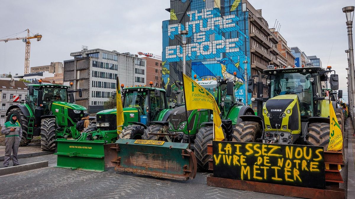 Brüsszel, 2024. március 26.Tüntető gazdák traktorjaikkal a rendőrség által elkerített brüsszeli európai negyedben az Európai Unió Mezőgazdasági Tanácsának ülése előtt 2024. március 26-án.MTI/EPA/Olivier Matthys