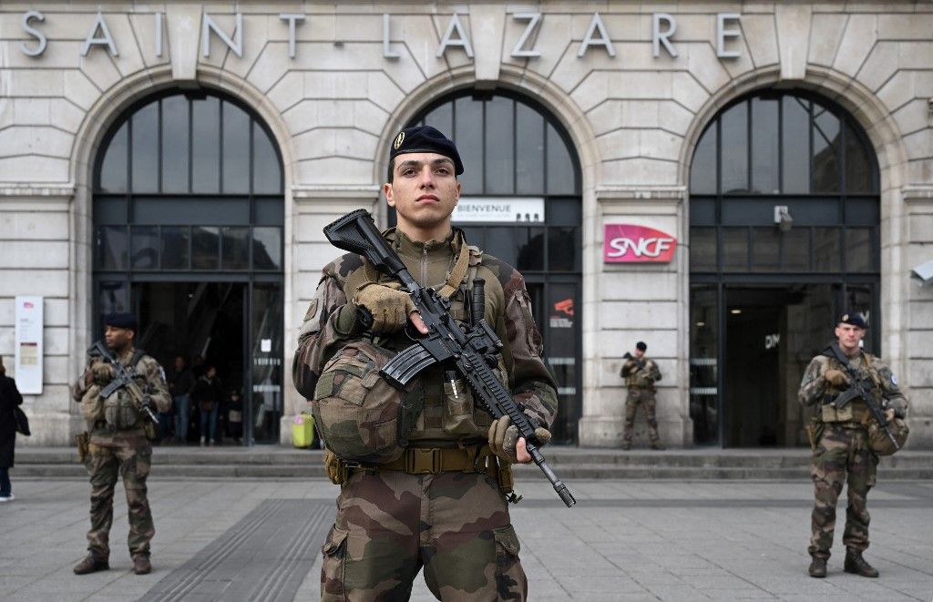  A 2024-es párizsi olimpia kiemelt biztonságú esemény. 
(FILES) French soldiers of the Sentinelle security operation patrol in front of the Saint-Lazare railway station in Paris on March 25, 2024. Several foreign nations including Poland will be sending troops to help France bolster security at the Paris Olympics this summer, a representative of the French defence ministry told AFP. (Photo by Bertrand GUAY / AFP)