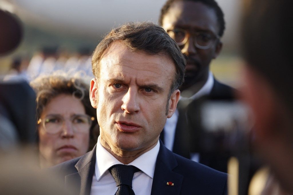 Emmanuel Macron meglátta a hatalmi rést és ki is használná azt.
French President Emmanuel Macron speaks to the press upon his arrival at Cayenne-Felix Eboue airport in Cayenne, as part of a two-day visit to the French overseas department of Guiana, on March 25, 2024. (Photo by Ludovic MARIN / AFP)