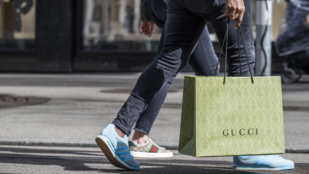 Drága a luxus: nincs pénz Guccira, mélyrepülésben a luxuscég részvényei