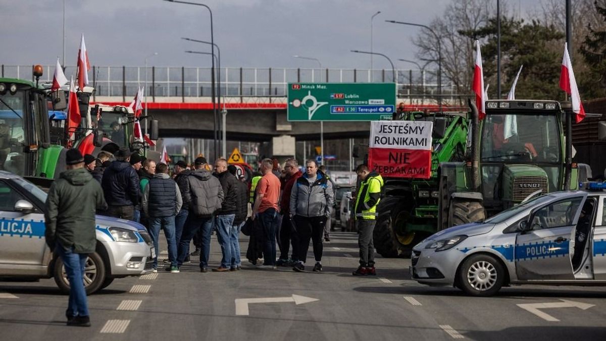 Lengyel gazdálkodók tízezrei ültek traktorba, de most nem a földekre, hanem az utakra vonultak