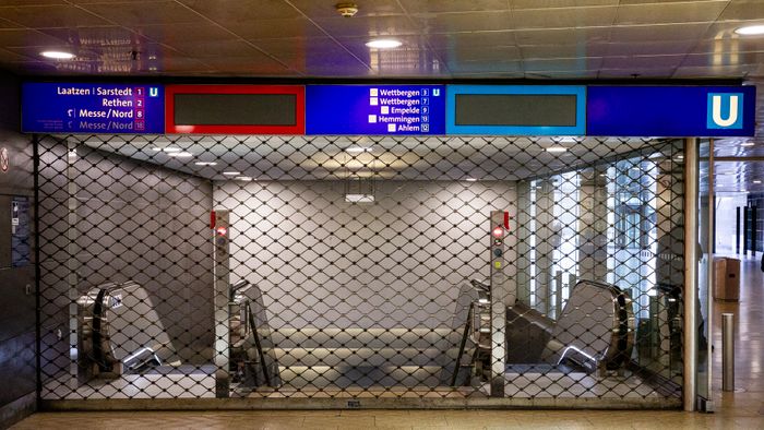 A mai napon a ver.di szakszervezet sztrájkolt, ez egy gyűjtő szakszervezet, nagyjából 1,5-2 millió taggal, és kb ezer különböző szakmát képviselnek. Ők felelnek a kollektív szerződésekért. A múlt havi mozdonyvezető sztrájk után most a közösség közlekedés/tömegközlekedési dolgozók sztrájkoltak, a jobb munkakörülményekért, meg fizetésemelésért. Tényleg brutál leterheltek, nagyon stresszes a meló, és itt is tervezett járatkimaradások vannak már (mint Budapesten), mert nincs elég buszsofőr, villamosvezető...stb.
KAV: Kommunaler Arbeitgeberverband - Kommunális Foglalkoztatók Szövetsége
Keine Ahnung (von) Verkehr : szóvicc a KAV-ból, kb Közlekedésből fogalmatlan
Verkehrswende: közlekedési reform, a Wende az a fordulat, váltás, új irány, rendszerváltás (ez a neve konkréten a 89-90es rendszerváltásnak) A közlekedés változtatása a közösségi közlekedés felé, kevesebb autó, több busz, több villamos, több bicikli...stb.
Wir fahren zusammen, wir streiken zusammen : Együtt utazunk, együtt sztrájkolunk. Kb, mint az egy csónakban evezünk.
Ob Bahn oder Bus, Sprinti ist ein Muss : Hogy vonat vagy busz, a Sprinti az kell!  (egy "muss"-muszáj)
Sprinti: gyorsbusz, iránytaxi,a külső "C" zónából a városba, vagy ott a C zónás utakra foglalható járat, kisbusz, amit appon keresztül lehet foglalni, de érvényes rá a bérlet (kb mintha über lenne BKV bérlettel)