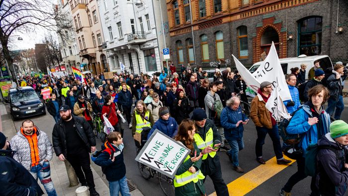 A mai napon a ver.di szakszervezet sztrájkolt, ez egy gyűjtő szakszervezet, nagyjából 1,5-2 millió taggal, és kb ezer különböző szakmát képviselnek. Ők felelnek a kollektív szerződésekért. A múlt havi mozdonyvezető sztrájk után most a közösség közlekedés/tömegközlekedési dolgozók sztrájkoltak, a jobb munkakörülményekért, meg fizetésemelésért. Tényleg brutál leterheltek, nagyon stresszes a meló, és itt is tervezett járatkimaradások vannak már (mint Budapesten), mert nincs elég buszsofőr, villamosvezető...stb.
KAV: Kommunaler Arbeitgeberverband - Kommunális Foglalkoztatók Szövetsége
Keine Ahnung (von) Verkehr : szóvicc a KAV-ból, kb Közlekedésből fogalmatlan
Verkehrswende: közlekedési reform, a Wende az a fordulat, váltás, új irány, rendszerváltás (ez a neve konkréten a 89-90es rendszerváltásnak) A közlekedés változtatása a közösségi közlekedés felé, kevesebb autó, több busz, több villamos, több bicikli...stb.
Wir fahren zusammen, wir streiken zusammen : Együtt utazunk, együtt sztrájkolunk. Kb, mint az egy csónakban evezünk.
Ob Bahn oder Bus, Sprinti ist ein Muss : Hogy vonat vagy busz, a Sprinti az kell!  (egy "muss"-muszáj)
Sprinti: gyorsbusz, iránytaxi,a külső "C" zónából a városba, vagy ott a C zónás utakra foglalható járat, kisbusz, amit appon keresztül lehet foglalni, de érvényes rá a bérlet (kb mintha über lenne BKV bérlettel)