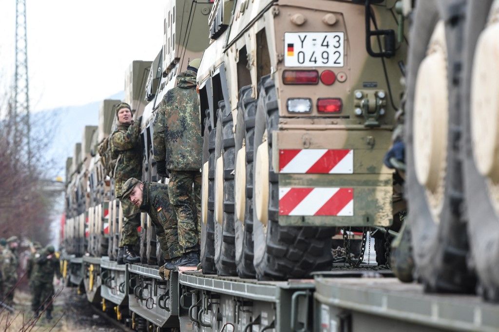Light wheeled tanks loaded in ImmendingenSeveral transport armoured vehicles of the Boxer type being loaded onto trains in the train station in Immendingen, Germany, 25 January 2018. Thirteen "Boxer" light wheeled tanks and one "Bueffel" armoured recovery vehicle are being loaded onto trains in Immendingen ahead of their around 4 days long trip towards Lithuania. About 500 German soldiers are station in NATO's eastern flank as a reaction to Russia's annexation of Crimea. Photo: Felix Kästle/dpa (Photo by Felix Kästle / DPA / dpa Picture-Alliance via AFP)
orosz-ukrán háború