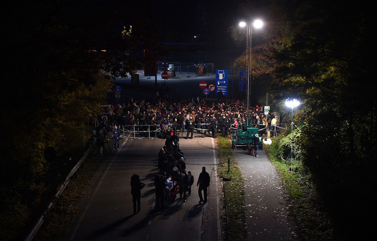 Migrants wait as night falls to cross the Austrian-German border near the Bavarian town of Passau, southern Germany, on October 28, 2015. AFP PHTO / CHRISTOF STACHE (Photo by CHRISTOF STACHE / AFP)