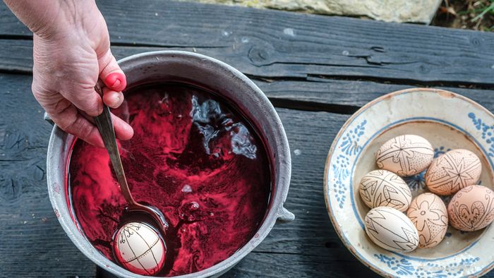 Méhviasz íróka segítségével írott tojást készít (balról jobbra) Gergely Irén, Ambrus Andrea és Nagy Viorica az erdélyi Gyimesközéplokhoz tartozó Hidegségpatakán