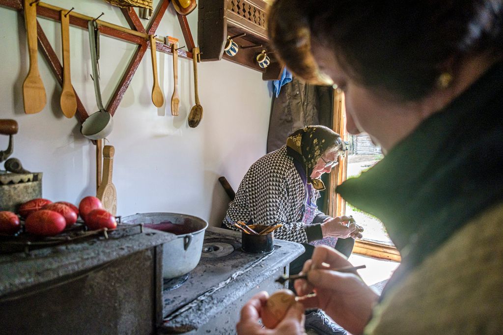 Méhviasz íróka segítségével írott tojást készít (balról jobbra) Gergely Irén, Ambrus Andrea és Nagy Viorica az erdélyi Gyimesközéplokhoz tartozó Hidegségpatakán