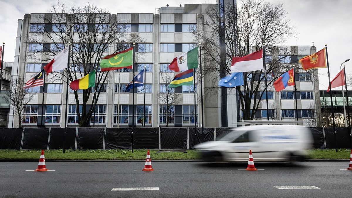 Merénylet Hágában, égő tárgyat dobtak az izraeli nagykövetségre