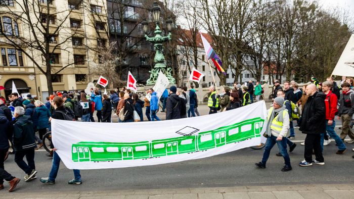 A mai napon a ver.di szakszervezet sztrájkolt, ez egy gyűjtő szakszervezet, nagyjából 1,5-2 millió taggal, és kb ezer különböző szakmát képviselnek. Ők felelnek a kollektív szerződésekért. A múlt havi mozdonyvezető sztrájk után most a közösség közlekedés/tömegközlekedési dolgozók sztrájkoltak, a jobb munkakörülményekért, meg fizetésemelésért. Tényleg brutál leterheltek, nagyon stresszes a meló, és itt is tervezett járatkimaradások vannak már (mint Budapesten), mert nincs elég buszsofőr, villamosvezető...stb.
KAV: Kommunaler Arbeitgeberverband - Kommunális Foglalkoztatók Szövetsége
Keine Ahnung (von) Verkehr : szóvicc a KAV-ból, kb Közlekedésből fogalmatlan
Verkehrswende: közlekedési reform, a Wende az a fordulat, váltás, új irány, rendszerváltás (ez a neve konkréten a 89-90es rendszerváltásnak) A közlekedés változtatása a közösségi közlekedés felé, kevesebb autó, több busz, több villamos, több bicikli...stb.
Wir fahren zusammen, wir streiken zusammen : Együtt utazunk, együtt sztrájkolunk. Kb, mint az egy csónakban evezünk.
Ob Bahn oder Bus, Sprinti ist ein Muss : Hogy vonat vagy busz, a Sprinti az kell!  (egy "muss"-muszáj)
Sprinti: gyorsbusz, iránytaxi,a külső "C" zónából a városba, vagy ott a C zónás utakra foglalható járat, kisbusz, amit appon keresztül lehet foglalni, de érvényes rá a bérlet (kb mintha über lenne BKV bérlettel)
