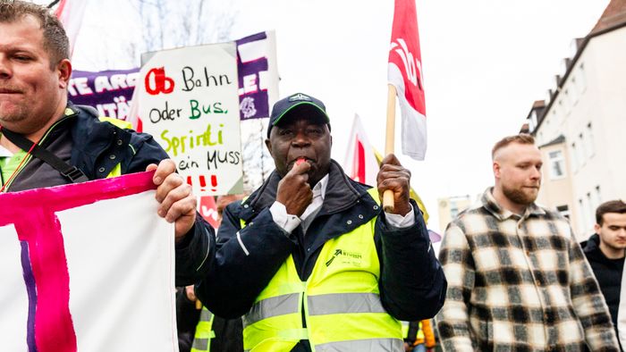 A mai napon a ver.di szakszervezet sztrájkolt, ez egy gyűjtő szakszervezet, nagyjából 1,5-2 millió taggal, és kb ezer különböző szakmát képviselnek. Ők felelnek a kollektív szerződésekért. A múlt havi mozdonyvezető sztrájk után most a közösség közlekedés/tömegközlekedési dolgozók sztrájkoltak, a jobb munkakörülményekért, meg fizetésemelésért. Tényleg brutál leterheltek, nagyon stresszes a meló, és itt is tervezett járatkimaradások vannak már (mint Budapesten), mert nincs elég buszsofőr, villamosvezető...stb.
KAV: Kommunaler Arbeitgeberverband - Kommunális Foglalkoztatók Szövetsége
Keine Ahnung (von) Verkehr : szóvicc a KAV-ból, kb Közlekedésből fogalmatlan
Verkehrswende: közlekedési reform, a Wende az a fordulat, váltás, új irány, rendszerváltás (ez a neve konkréten a 89-90es rendszerváltásnak) A közlekedés változtatása a közösségi közlekedés felé, kevesebb autó, több busz, több villamos, több bicikli...stb.
Wir fahren zusammen, wir streiken zusammen : Együtt utazunk, együtt sztrájkolunk. Kb, mint az egy csónakban evezünk.
Ob Bahn oder Bus, Sprinti ist ein Muss : Hogy vonat vagy busz, a Sprinti az kell!  (egy "muss"-muszáj)
Sprinti: gyorsbusz, iránytaxi,a külső "C" zónából a városba, vagy ott a C zónás utakra foglalható járat, kisbusz, amit appon keresztül lehet foglalni, de érvényes rá a bérlet (kb mintha über lenne BKV bérlettel)