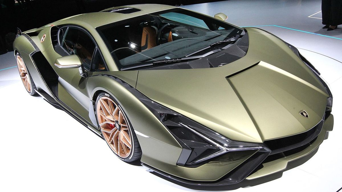 A Disney-nek búcsút intett,  a Lamborghinit megtartotta egy magyar cég