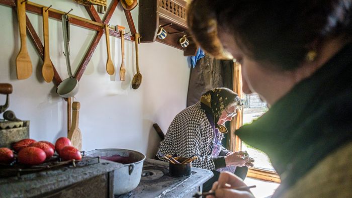 Méhviasz íróka segítségével írott tojást készít (balról jobbra) Gergely Irén, Ambrus Andrea és Nagy Viorica az erdélyi Gyimesközéplokhoz tartozó Hidegségpatakán