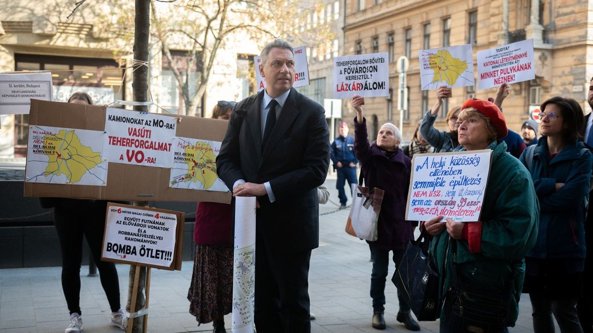 Lázár János kiment a tüntetők közé és lehűtötte a kedélyeket