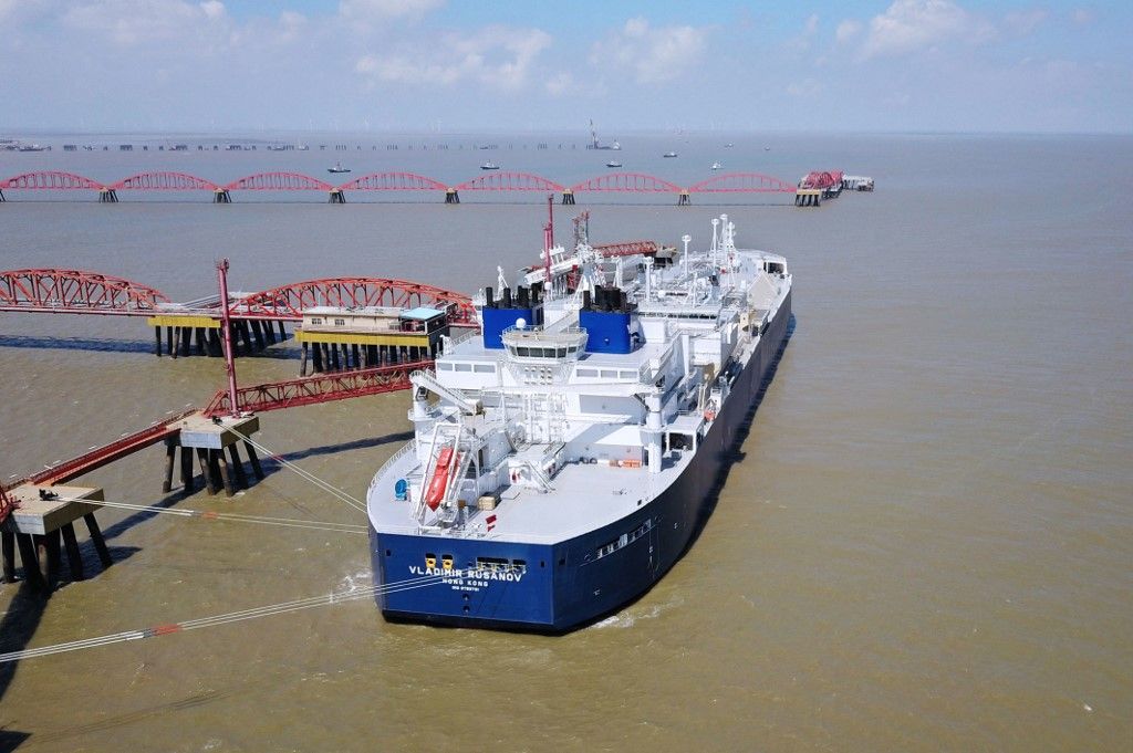 The Vladimir Rusanov, a liquefied natural gas (LNG) tanker ship, is seen following its arrival at the LNG terminal in Nantong city, eastern China's Jiangsu province on July 19, 2018, following its journey from Russia's Arctic Yamal peninsula. The LNG/icebreaker tanker arrived in Nantong with its shipment of gas produced at the 27 billion USD Yamal LNG plant in the Siberian Arctic. Russia's Novatek is in partnership with France's Total and China's CNPC for the Yamal LNG project. (Photo by AFP) / China OUT
orosz olaj szankciók