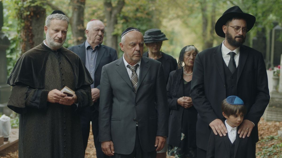 A magyar közönség is vevő a kedves humorra: túl a 15 ezer nézőn a Lefkovicsék gyászolnak