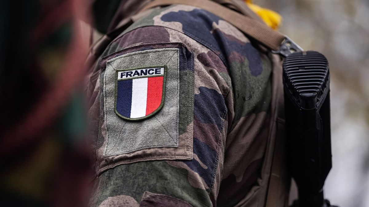 Orosz hírszerzés: Franciaország kétezer katonát készül Ukrajnába küldeni