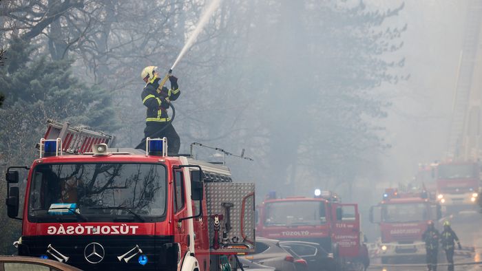 Visegrád, 2024. március 9.
Tűzoltók oltják a kigyulladt visegrádi Hotel Silvanus épületét 2024. március 9-én. A hotel felső szintje teljes terjedelmében kiégett, a vendégek elhagyták az épületet.
MTI/Hegedüs Róbert