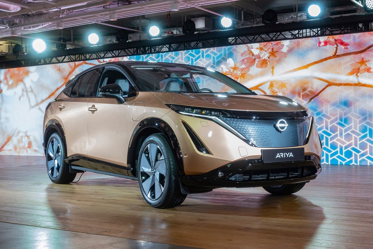 Berlin, Germany -Electric vehicle Nissan Ariya on exposition point.
A Nissan felpörgetné az elektromos autók fejlesztését és eladásait, amiért még a versenytársakkal is összefog.