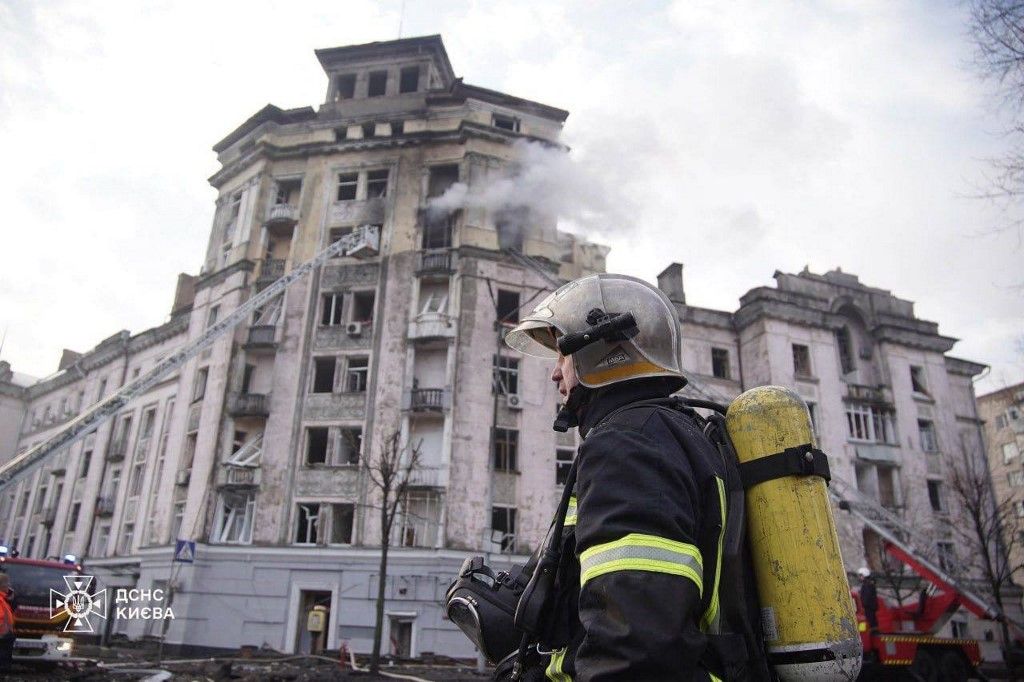 Fire broke out after Russian attacks in Kyiv
