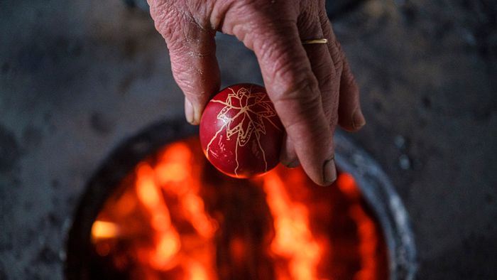 Méhviasz íróka segítségével írott tojást készít (balról jobbra) Gergely Irén, Ambrus Andrea és Nagy Viorica az erdélyi Gyimesközéplokhoz tartozó Hidegségpatakán