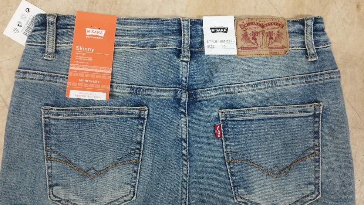 Több ezer hamis farmert találtak egy kamionban a pénzügyőrök