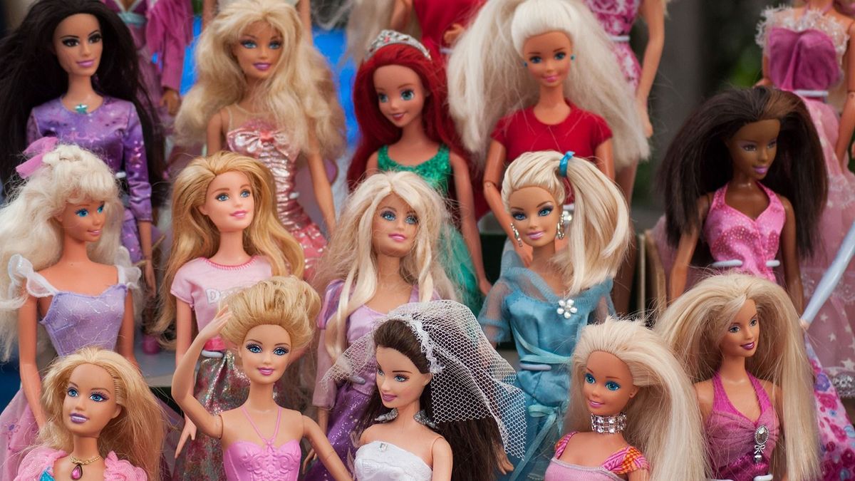 Elképesztő összegeket fizetnek a legdrágább Barbie babákért