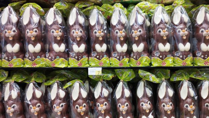 Nizza, 2024. március 28.Húsvéti csokinyuszik sorakoznak egy nizzai édességboltban 2024. március 28-án.MTI/EPA/Sebastien Nogier