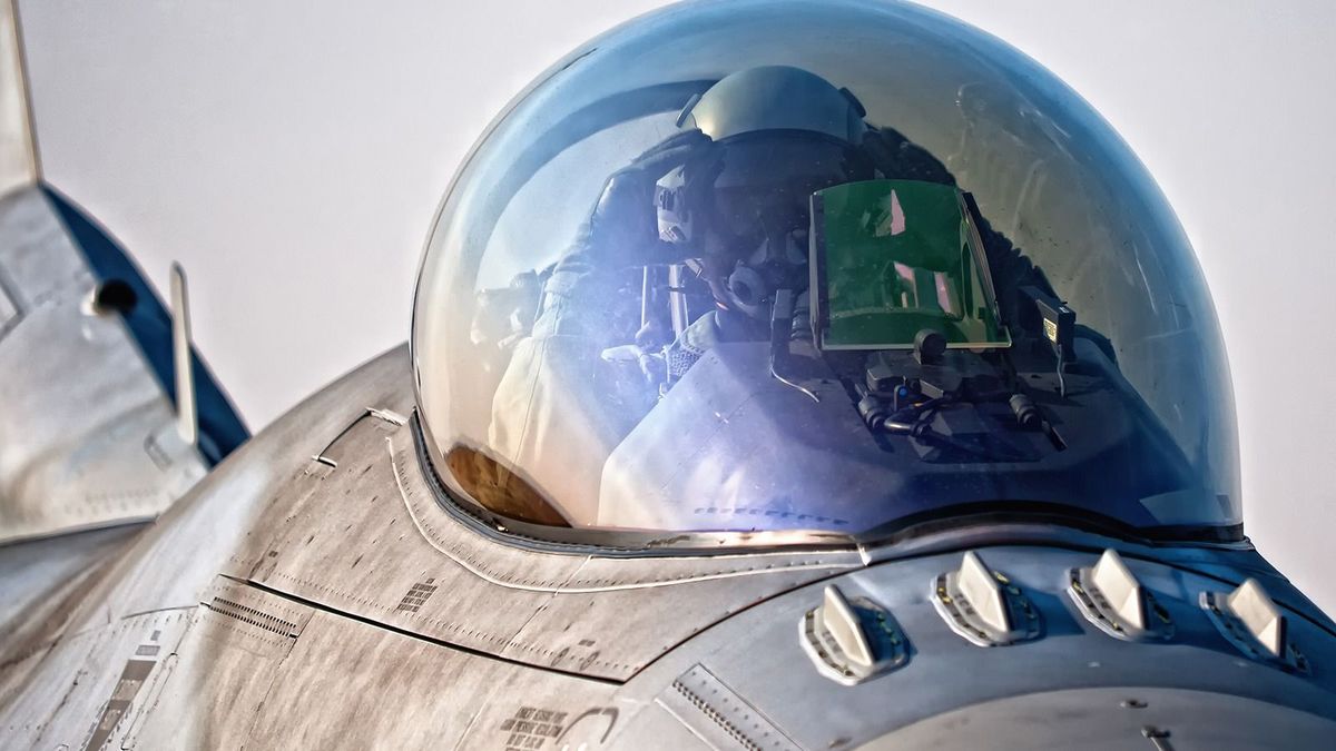A britek kiképezték az ukrajnai harci pilóták első csoportját  – nemsokára beülhetnek az F–16-osokba