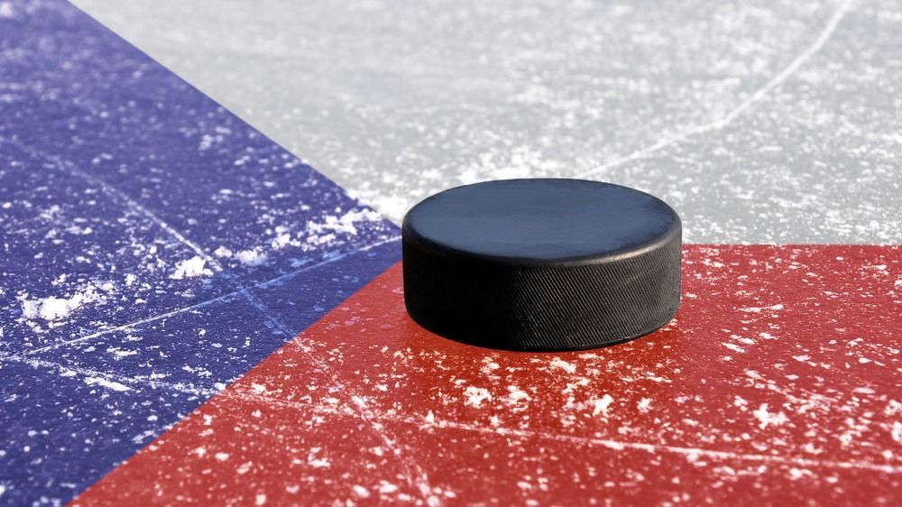 Black,Hockey,Puck,On,Ice,Rink,With,Czech,Flag.
jégkorong világbajnokság vb