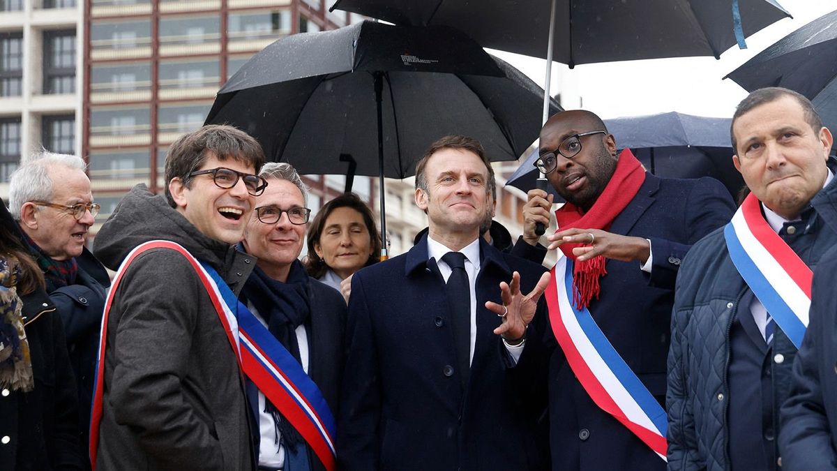 Macron bebizonyítja, hogy biztonságos a Szajna vize: csobban egyet a folyóban