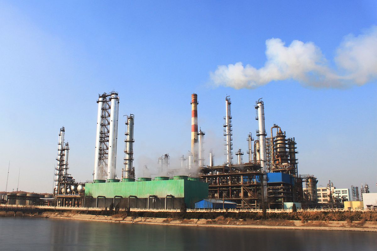 Chinese teapot refiner using Shell tie-up to launch overseas push
--FILE--View of an oil refinery of Shandong Hengyuan Petrochemical Co. in Dezhou city, east China's Shandong province..A Chinese private refiner that agreed to buy a stake in Royal Dutch Shell's Malaysia oil refinery will focus on expanding overseas while limiting domestic investment, the company's chairman told Reuters in an interview on Thursday (10 ). Shandong Hengyuan Petrochemical Co last month agreed to buy a 51 percent stake in Shell Refining Co Malaysia for $66.3 million, becoming one of China's few non-major refining firms that own an overseas refinery asset. Shell Refining's main asset is the 156,000 barrels-per-day refinery at Port Dickson that mainly provides fuel to the domestic market. Facing a surplus in Chinese refining capacity, the Shandong firm wants to boost the trading of oil products by working with Shell, and also expand the higher-value chemicals business at its plant in the eastern province of Shandong, said Wang Youde, chairman of Hengyuan Petrochemical. (Photo by Da qing / Imaginechina / Imaginechina via AFP)