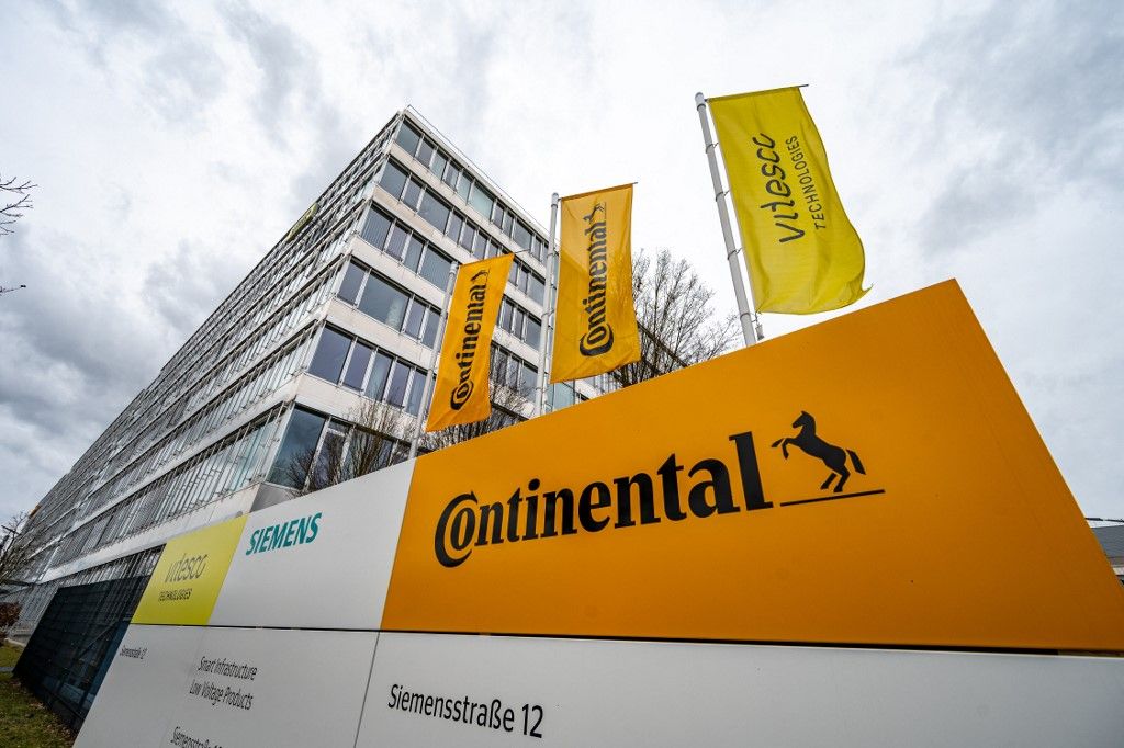 Continental Regensburg27 February 2020, Bavaria, Regensburg: Flags with the lettering of Continental and Vitesco are waving in the electronics factory. Photo: Armin Weigel/dpa (Photo by ARMIN WEIGEL / DPA / dpa Picture-Alliance via AFP)