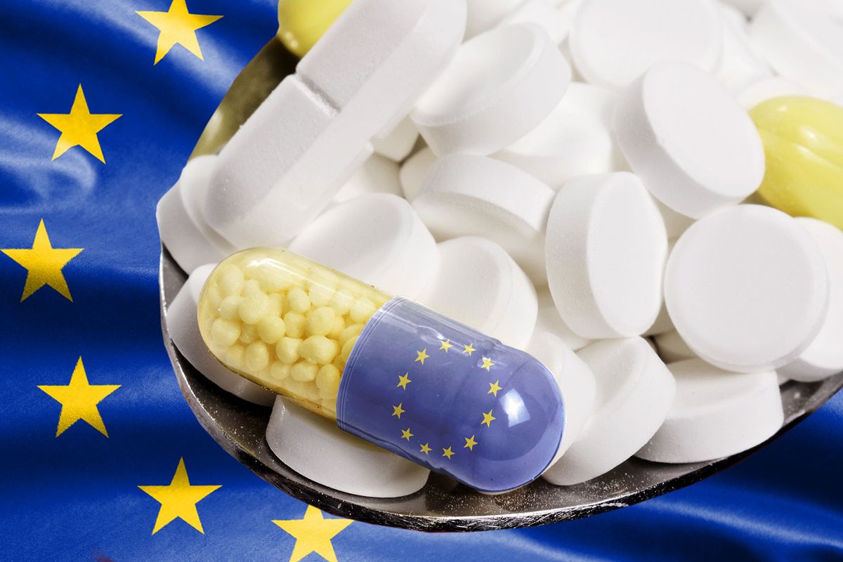 The,National,Flag,Of,Europe,On,A,Capsule,And,Pills