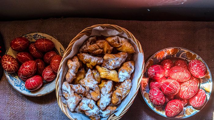 Méhviasz íróka segítségével írott tojást készít (balról jobbra) Gergely Irén, Ambrus Andrea és Nagy Viorica az erdélyi Gyimesközéplokhoz tartozó Hidegségpatakán