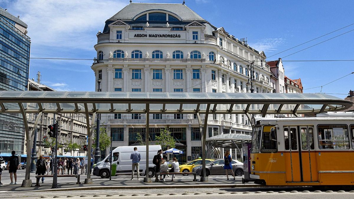 Turistabusz és villamos ütközött a Kálvin téren, sérült is van